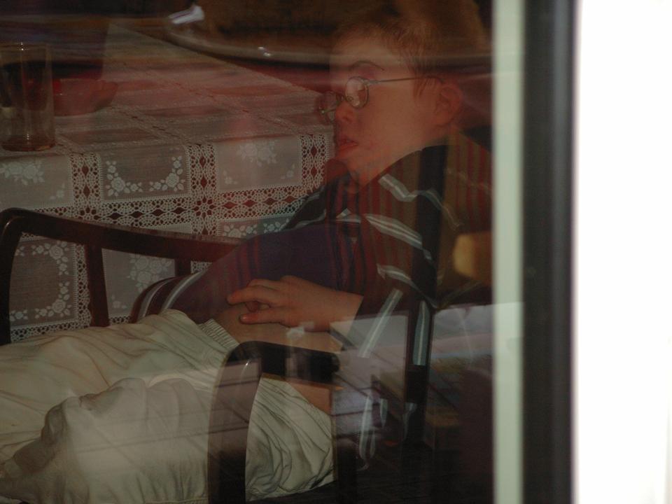 Was bedeutet es für ein Kind, das sich verbal nicht hinreichend ausdrcken kann, wenn es
 Gefühle in der Bauchnabelgegend hat, die unangenehm sind, die es aber fr normal hält?
 Es kann über seine Unsicherheit nicht kommunizieren.